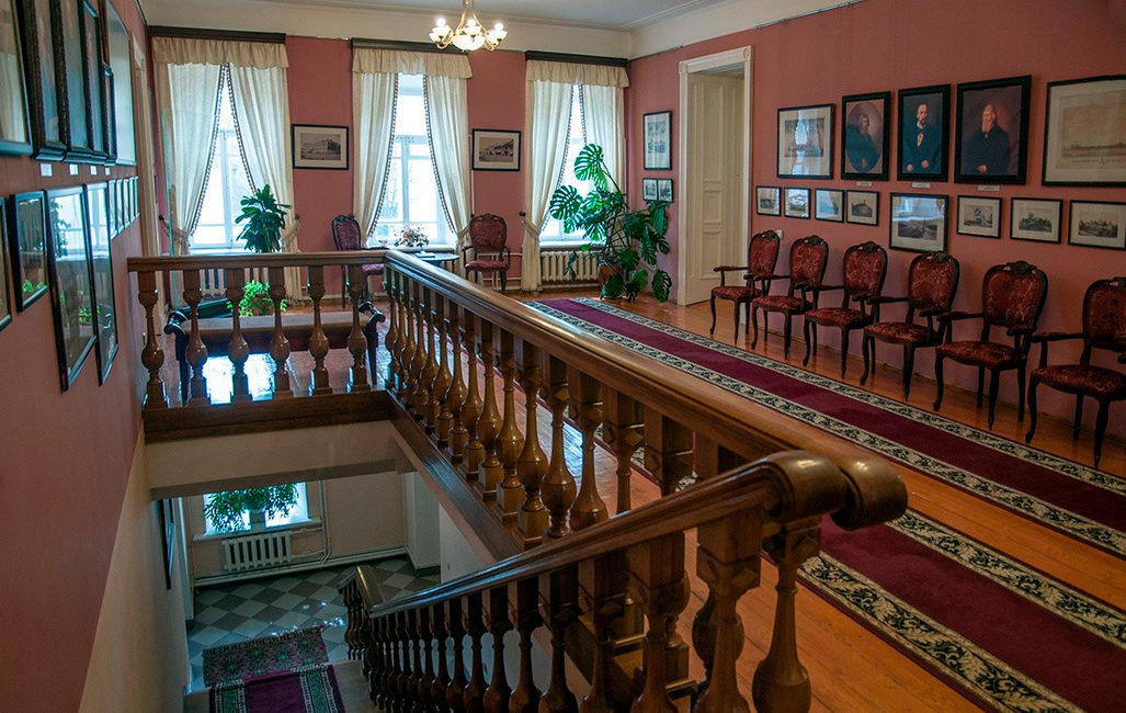 Парадная лестница музея ростовского купечества