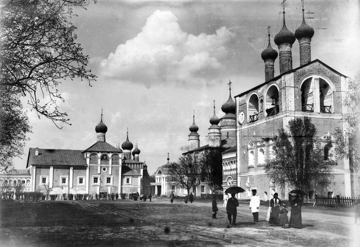 Ростовский Борисоглебский монастырь - архивное фото внутри крепостных стен